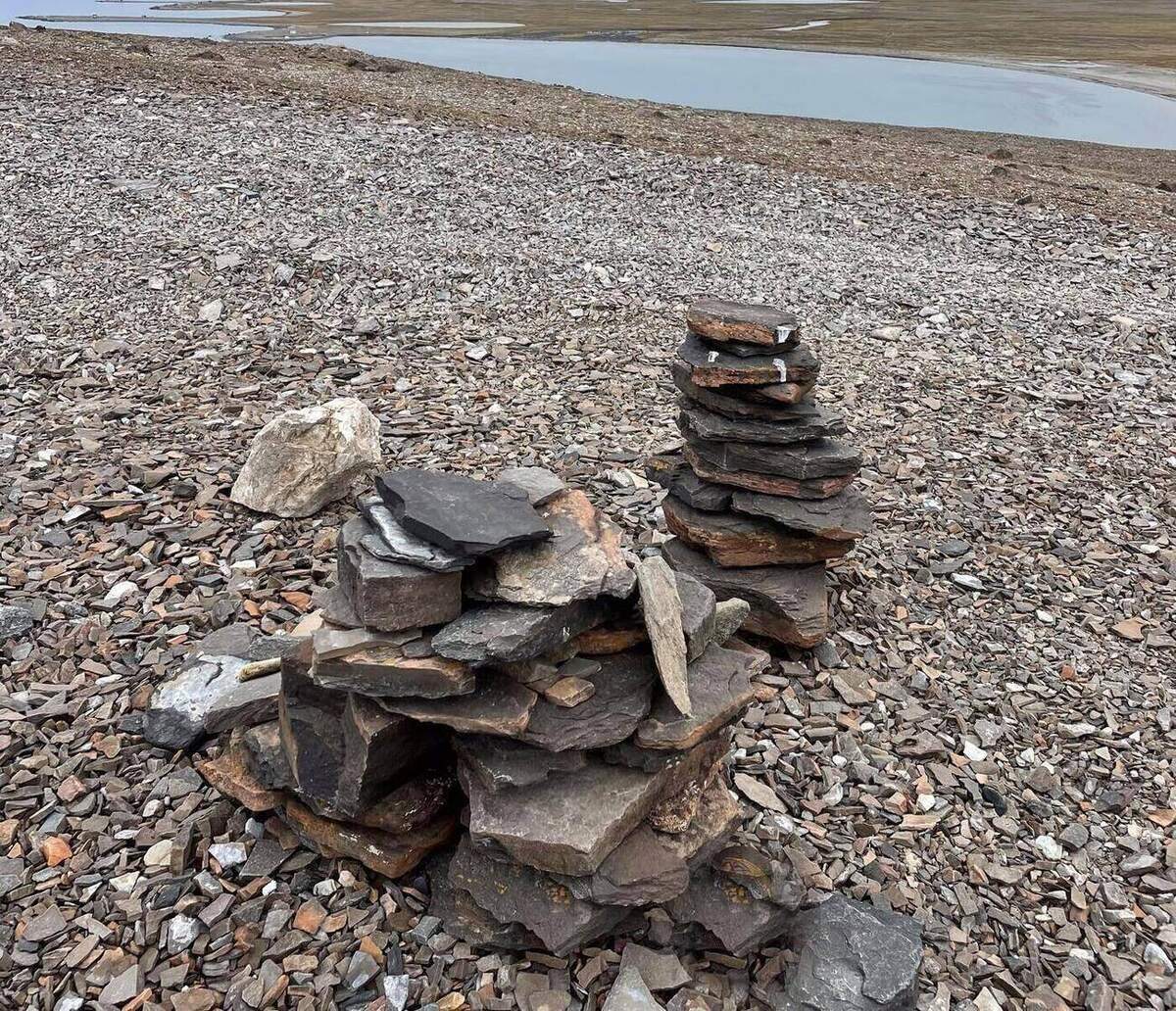 A stone cairn on the tundra, marking the route